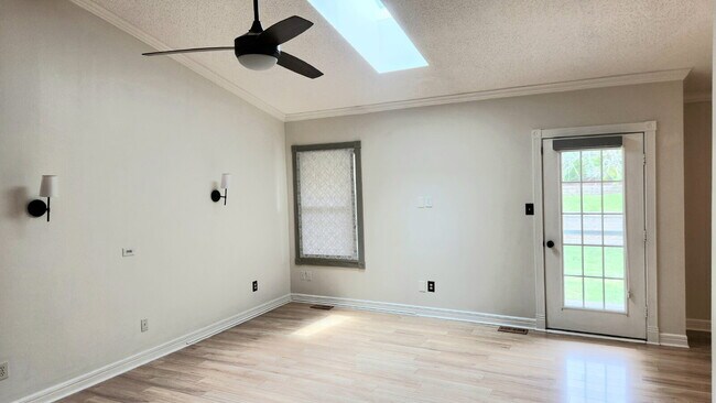 Building Photo - "Charming 3-Bed Oasis with 2.5 Baths on Carrington Court!"