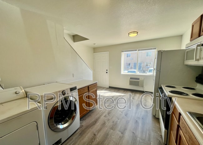 Building Photo - 1715 Oakshire Ln