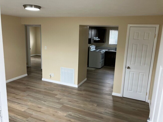 Building Photo - 610 500 N