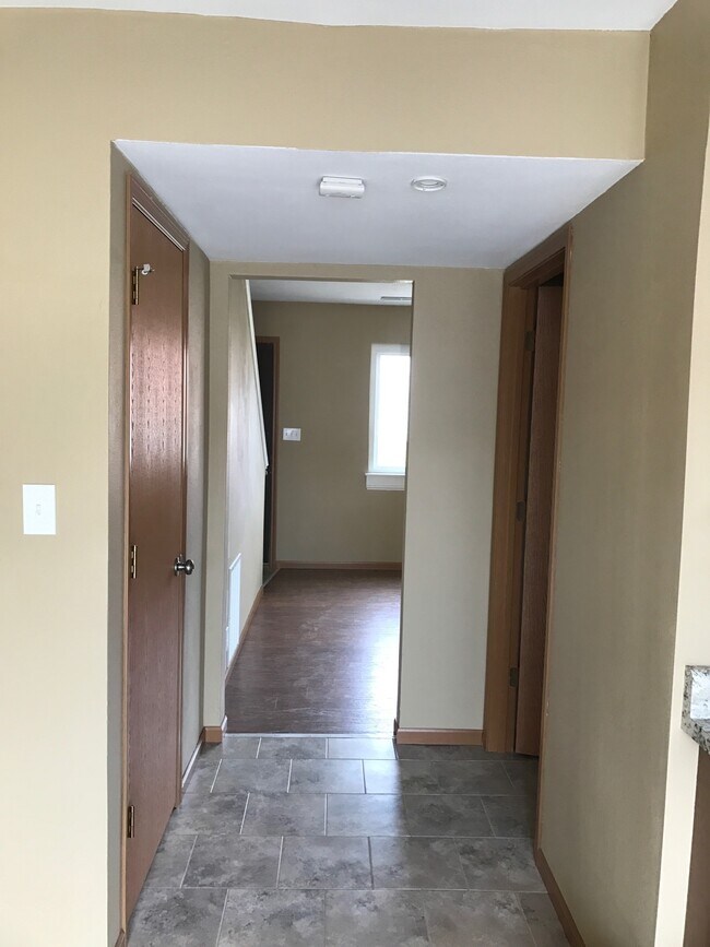 Building Photo - 304 Biggs Dr