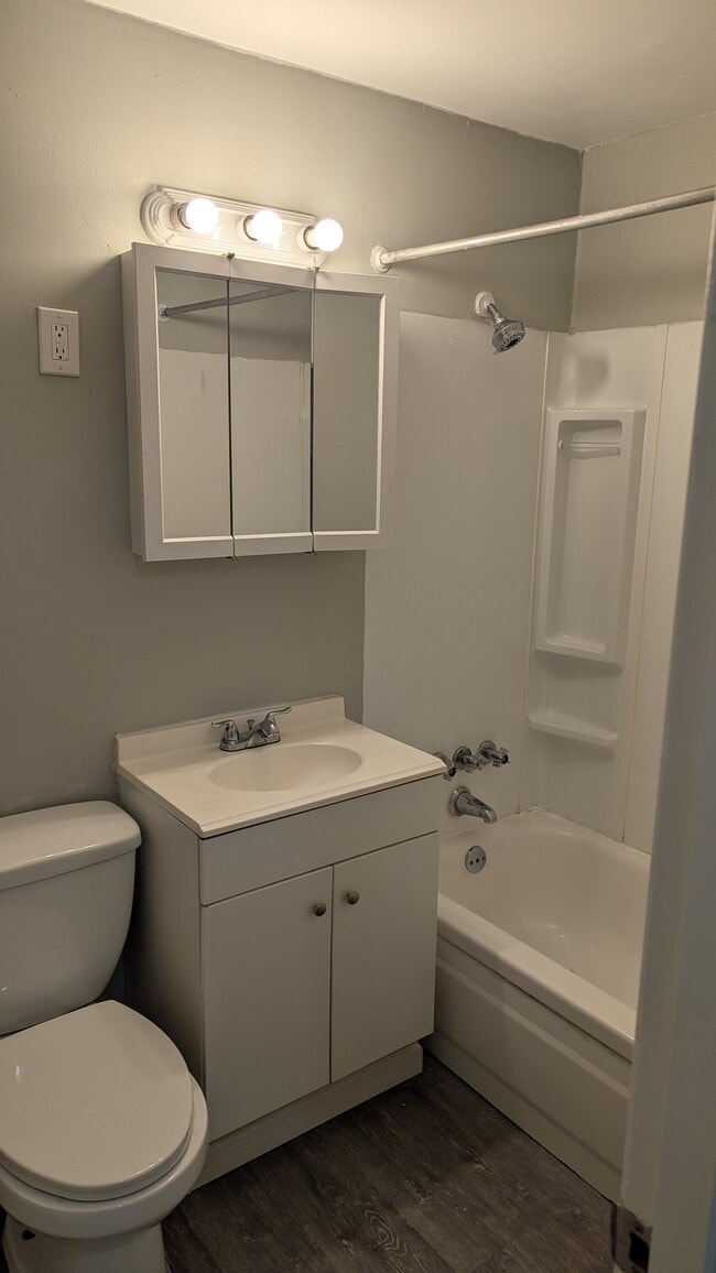 Unit 3-4 bathroom and shower - 1492 Main St