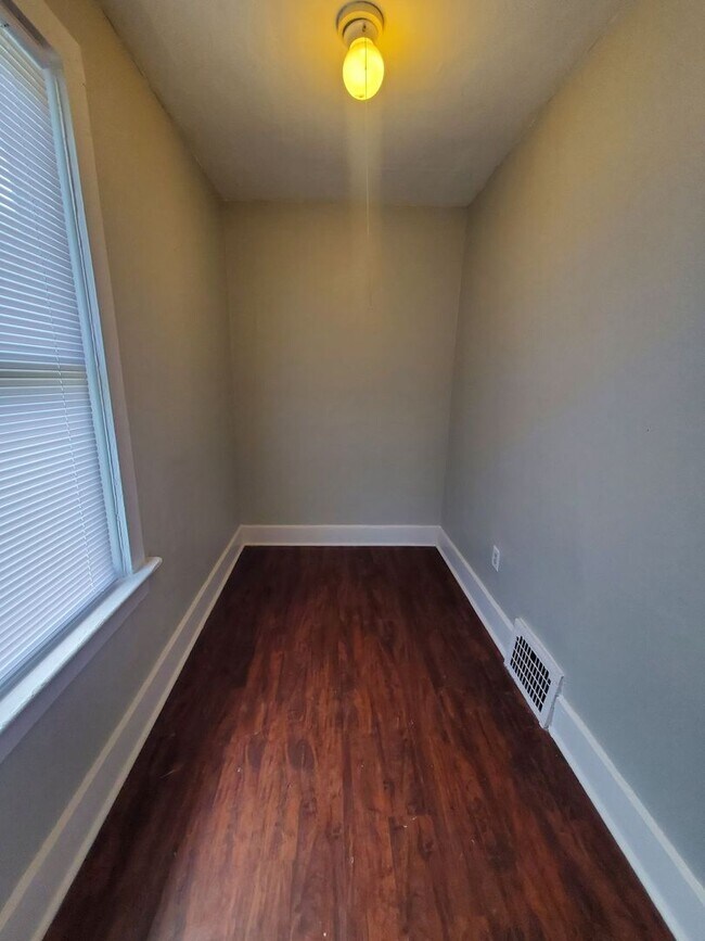 Building Photo - 3 Bedroom Single Family
