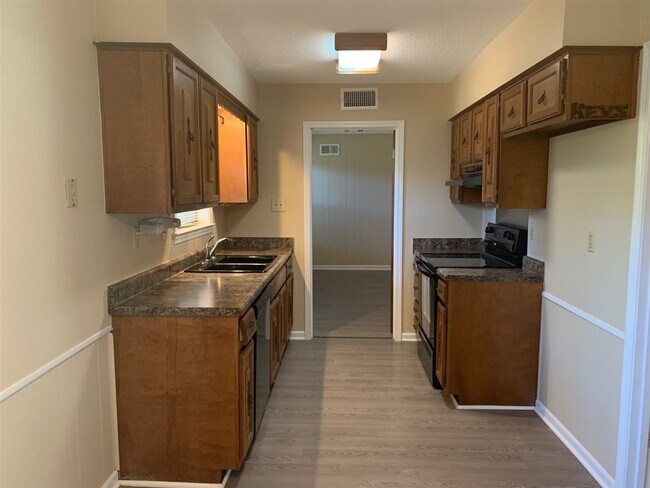 Building Photo - 3283 Bluemont Dr