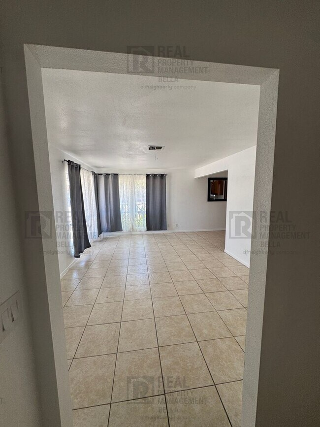 Foto del edificio - 41987/41989 Briarwood Ave.