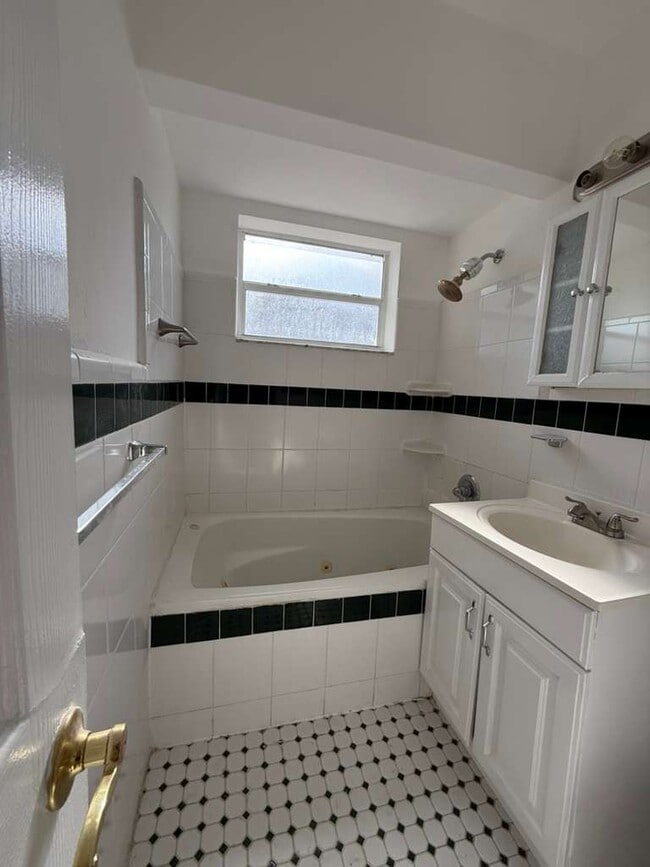 Foto del edificio - 6409 Rodman St