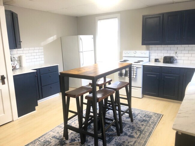 Foto del edificio - Very well decorated and furnished 4 BR house near IWU. Ideal for students with 2 kitchens