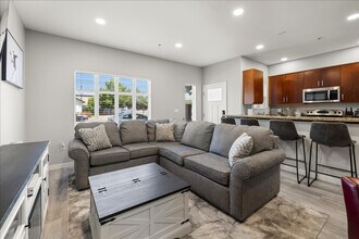 Building Photo - 502 S 15th St