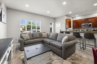 Building Photo - 502 S 15th St