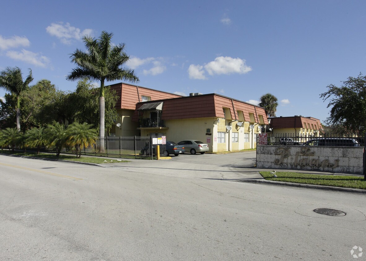 Building Photo - Town Lakes Apartments