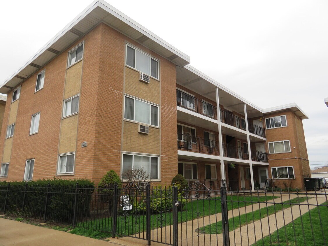 Primary Photo - 4602 N River Rd