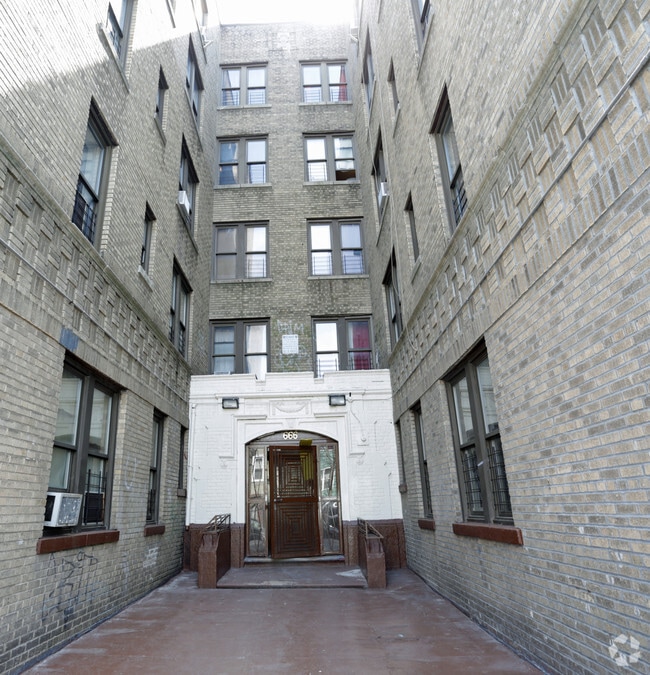 Building Photo - 666 E 224th St