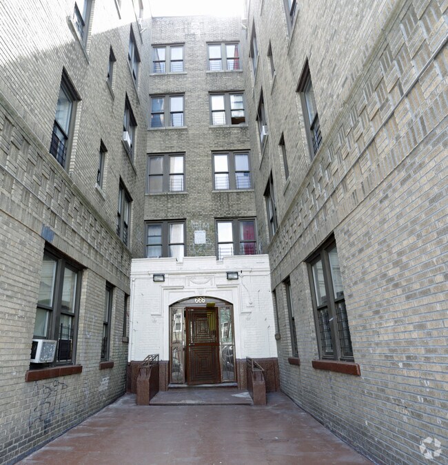 Foto del edificio - 666 E 224th St