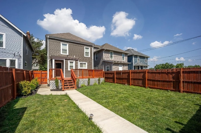 Building Photo - 582 Gilbert St