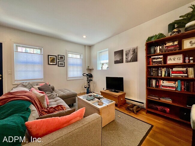 Building Photo - 2 br, 1.5 bath House - 402 Bunker Hill Str...