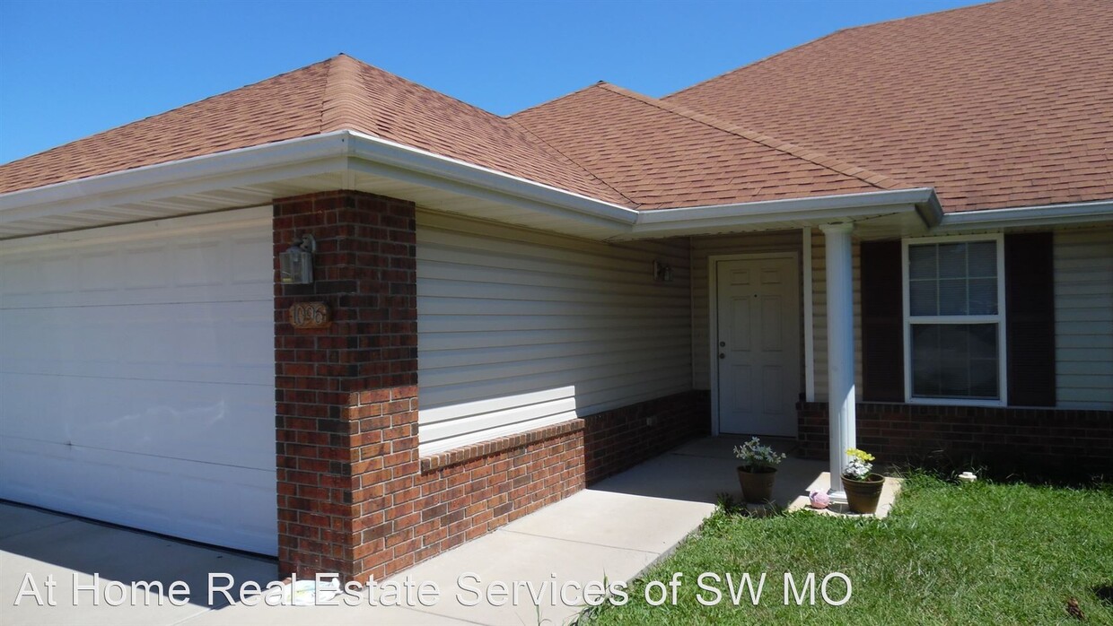 Foto principal - 1092-1096 N Westwood Ave