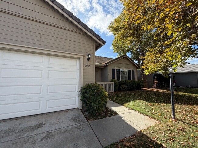 Building Photo - Single story home in Salida!