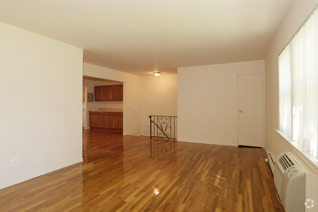 Sala de estar - Maple Crest Apartments at Dix Hills