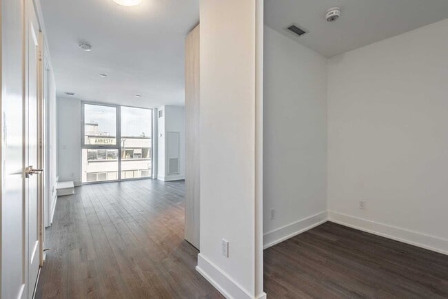 Building Photo - 1-621 Belsize Dr