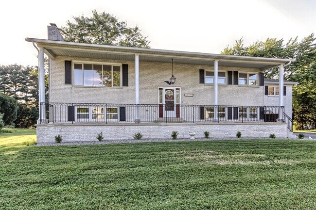 Building Photo - 2219 Circle Rd.