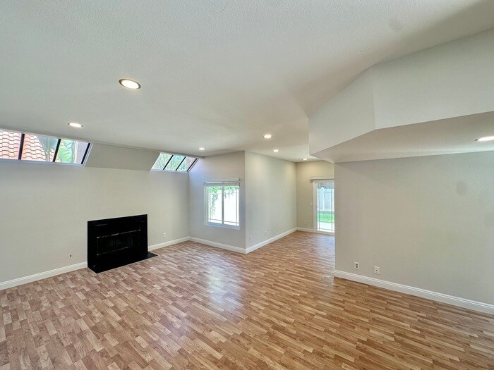 Foto principal - Spacious Updated Home In Desirable 92029 I...