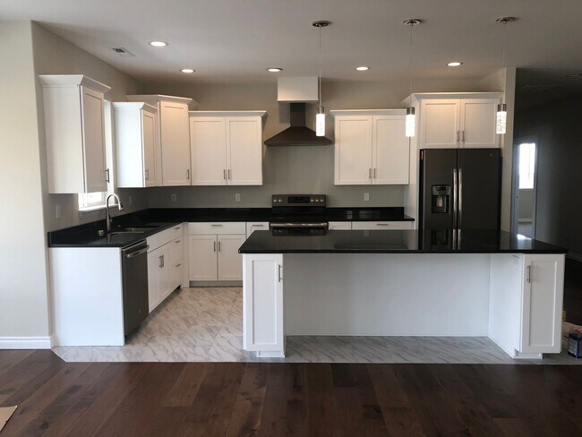 Foto del edificio - Beautiful 5 bedroom, 4 bath home with wrap...