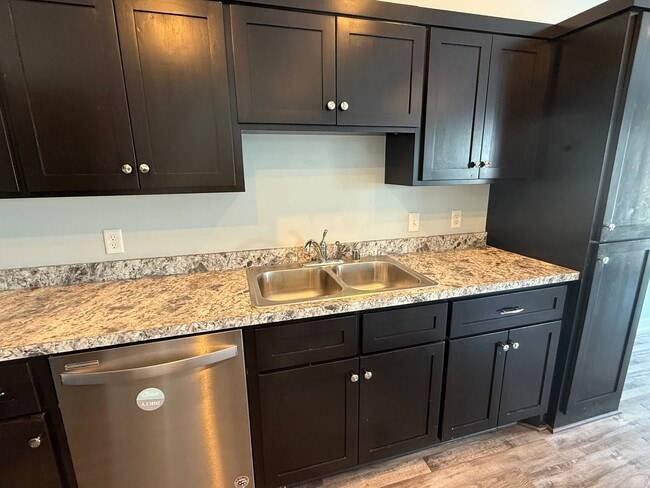 Foto del edificio - Beautiful Multi-Level Townhome - Like New!