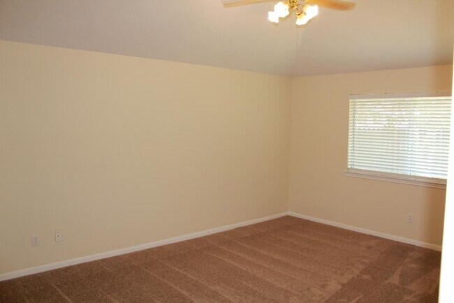Foto del edificio - 5240 Pinewood Terrace