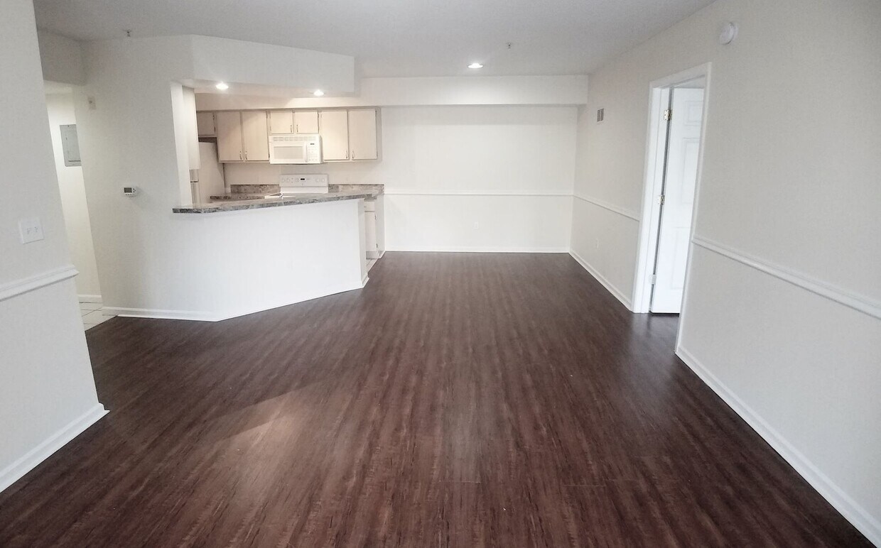 Foto principal - Gorgeous 2/2 Wood Floors Condo For Rent @ ...