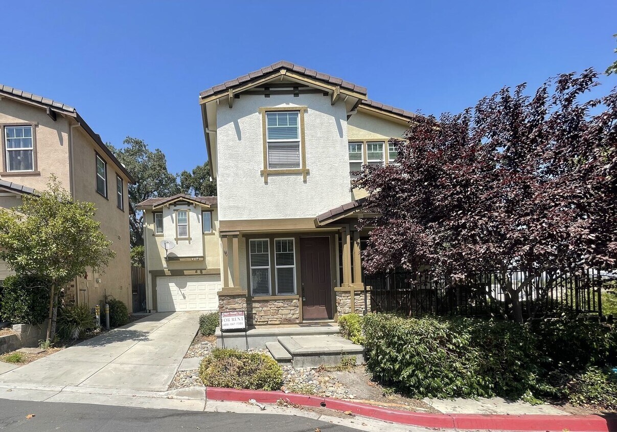 Foto principal - $3995 - 3 Bed/2.5 Bath Two Story Home in D...