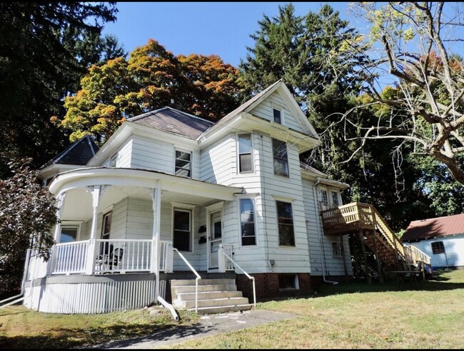 Building Photo - 502 Main St