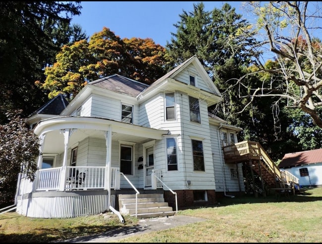 Building Photo - 502 Main St