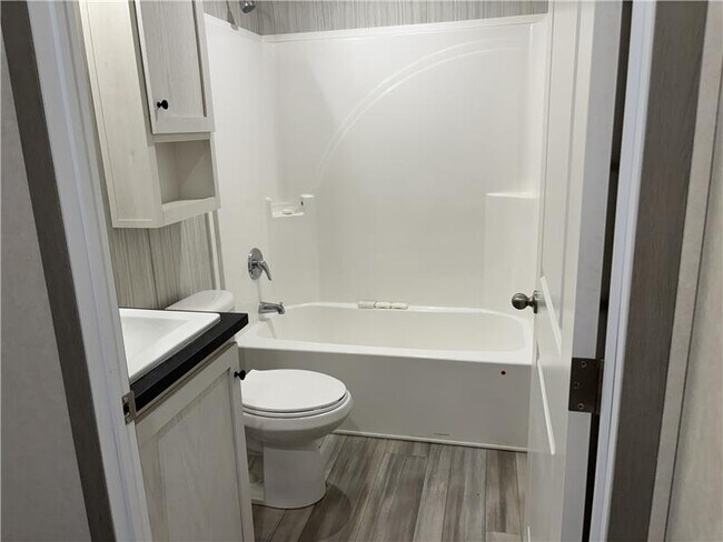 Foto del edificio - 370 Sterling Dr