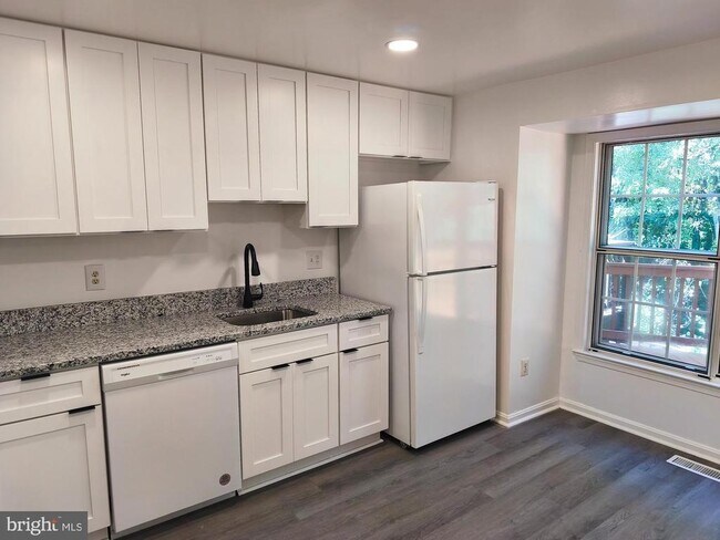 Foto del edificio - 6651 Rockleigh Way