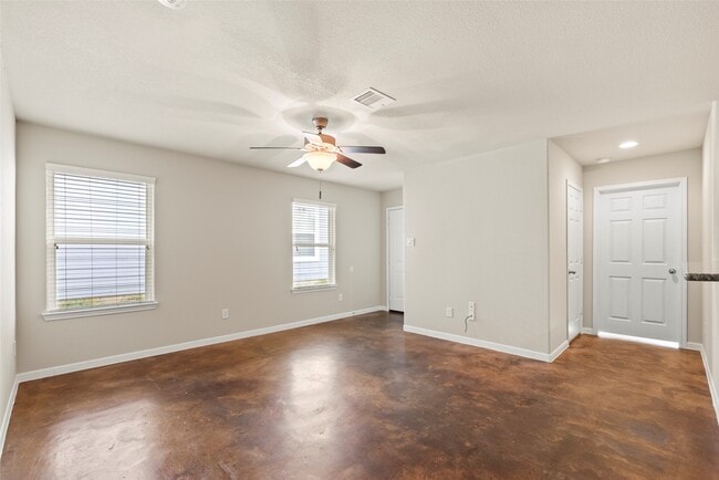 Foto del edificio - 16940 W Juneau St