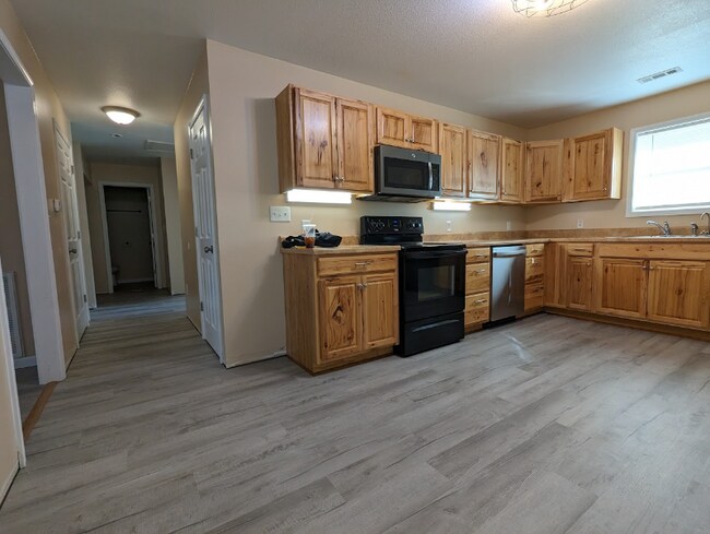 Building Photo - 802 Castlewood Ave