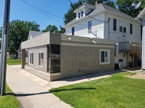 Building Photo - 1002 W Oakland Ave