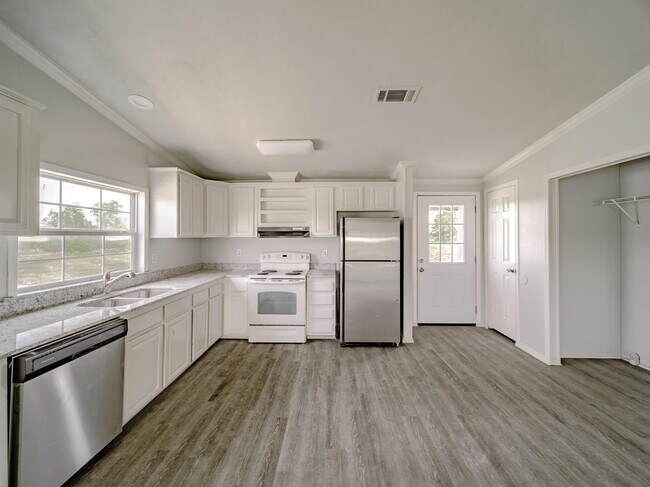 Building Photo - 104 Windy Creek Ct