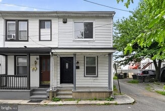 Building Photo - 365 N Prune St