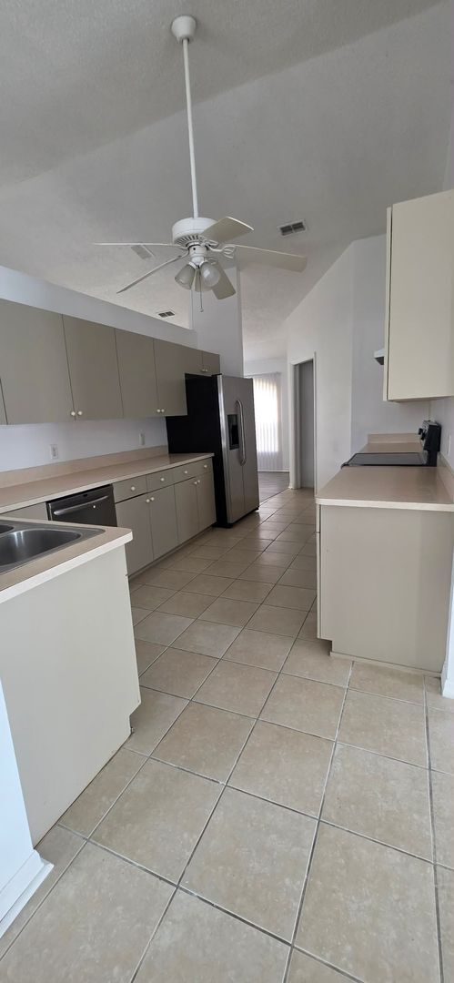 Foto del edificio - Spacious 3BR/2BA Home with Screened Patio and 2-Car Garage