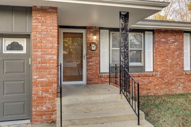 Building Photo - 3 Bedroom | 2 Bathroom | 2 Car Garage | Springfield MO | Fenced Back Yard!