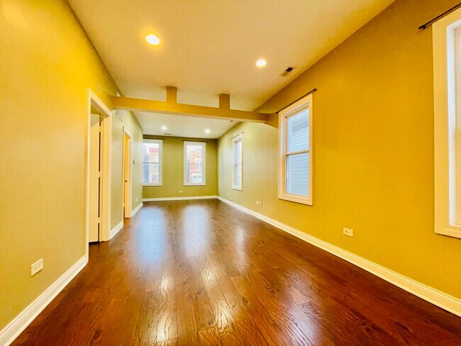 Building Photo - 463 W 28th Plz