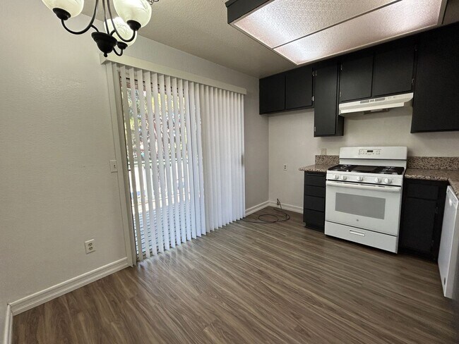 Building Photo - PRICE REDUCTION!! Cozy 2 Bedroom 1 Bathroo...