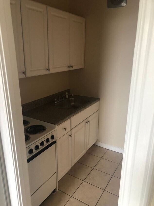Foto del edificio - Spacious Studio Available! All utilities i...