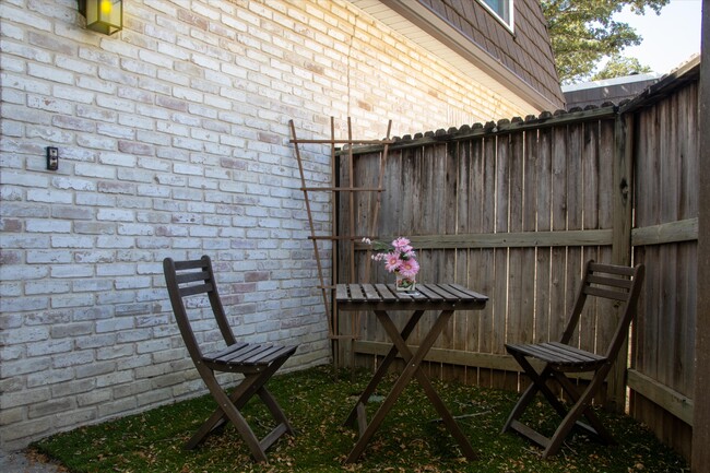 Front Courtyard - 8030 Broadway St