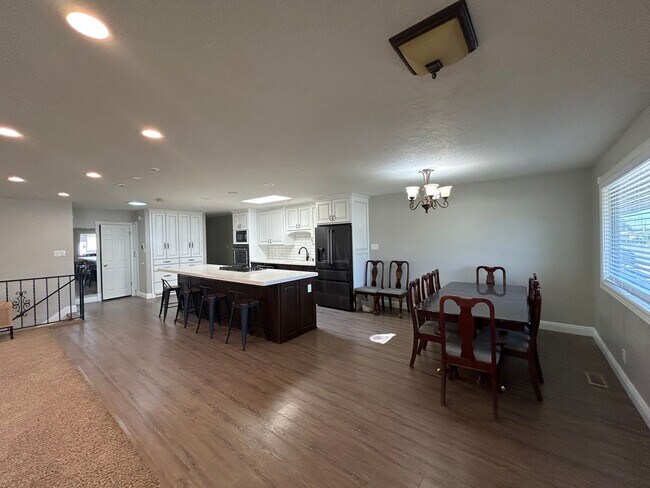 Foto del edificio - 5 Bedroom 3.5 Bathroom in Orem!