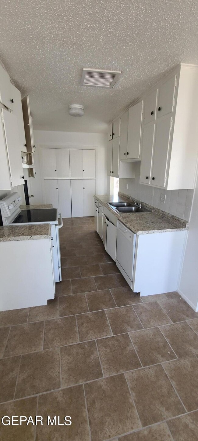 Foto del edificio - 8607 Mettler Dr