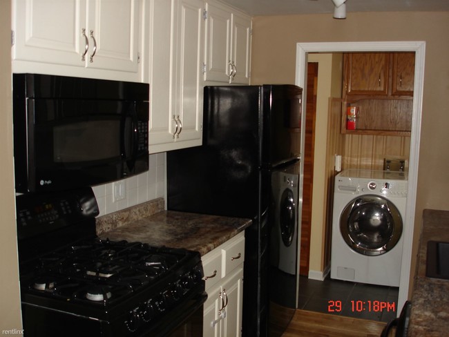 Building Photo - 817 Horseshoe Dr