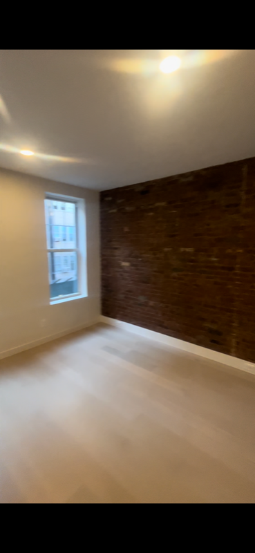 Foto principal - 229 E 21st St