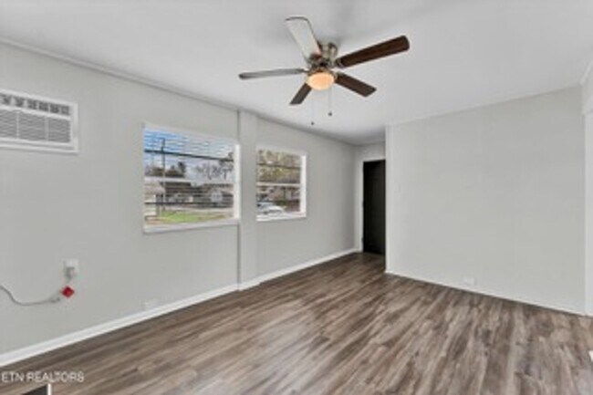 Foto del edificio - 217 W Fairview Rd