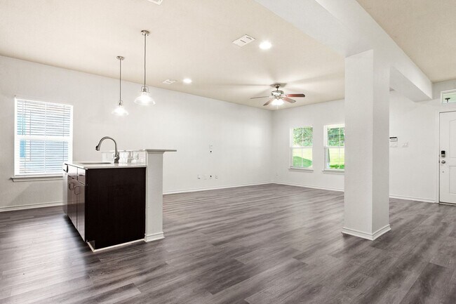 Building Photo - * MOVE IN SUMMER 6/20/2027 * 6 Bed 4 Bath ...